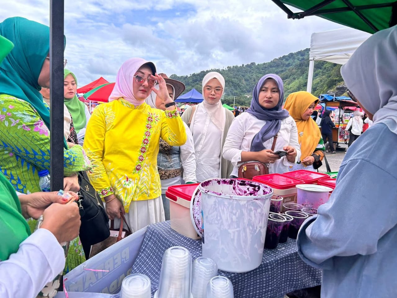 Ketua Dekranasda saat meninjau lapak pelaku UMKM diarena pacuan kuda ivent Gubernur Cup, Ahad (26/10/2025) kemaren.